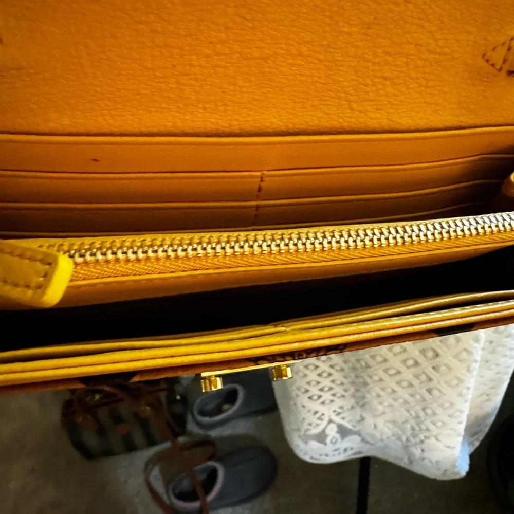 MCM Crossbody Wallet with removable gold chain. - Picture 12 of 15